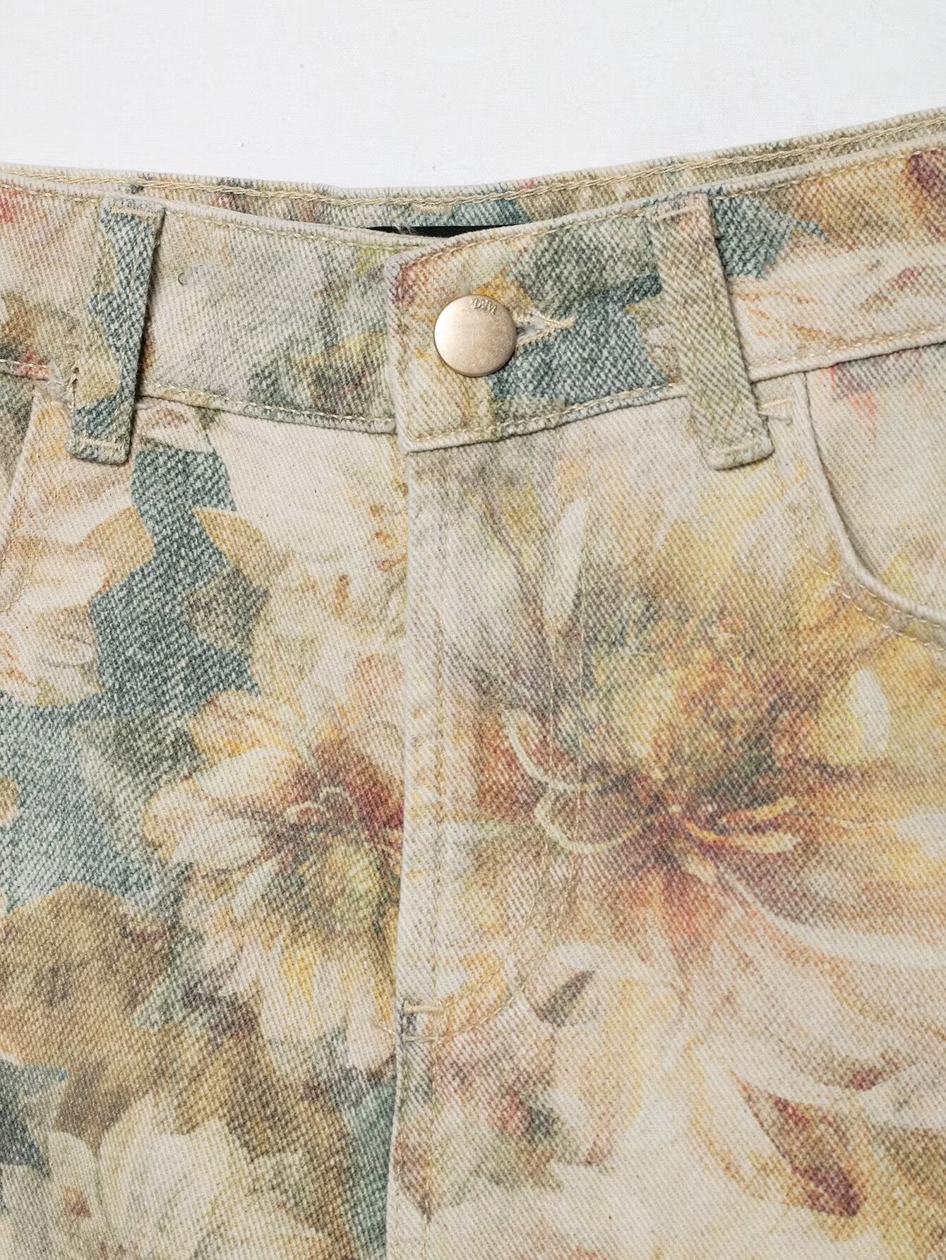 Slim Floral Printed Mid Waist Shorts